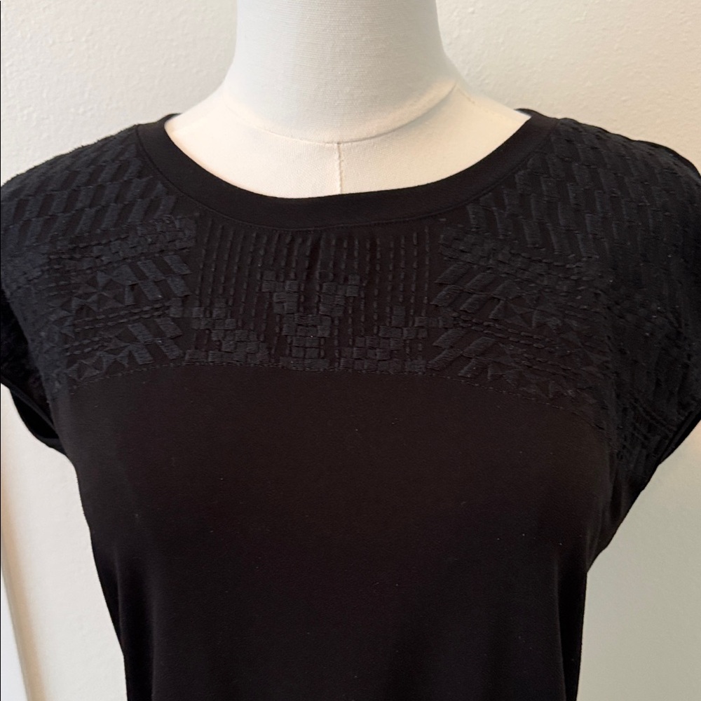 Ann Taylor Black Textured Cap Sleeve Top – Size Small